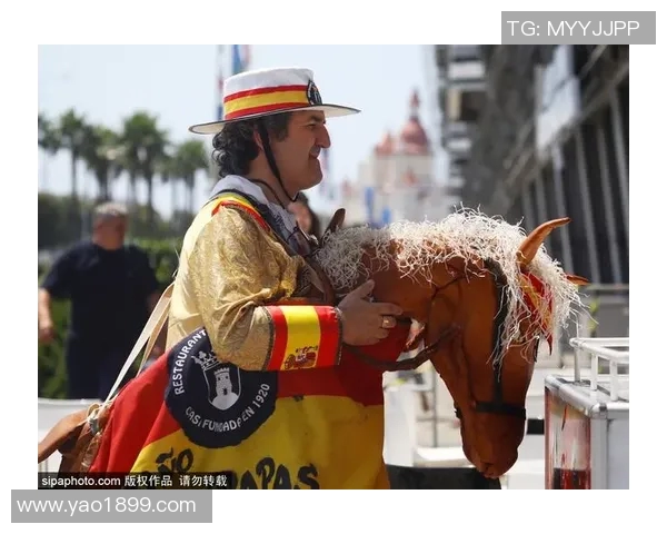 足球明星与安保人员幽默互动引发球迷热议欢乐时刻
